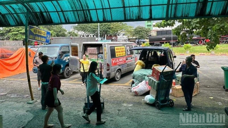 Đường sắt vận chuyển miễn phí hàng cứu trợ cho miền trung