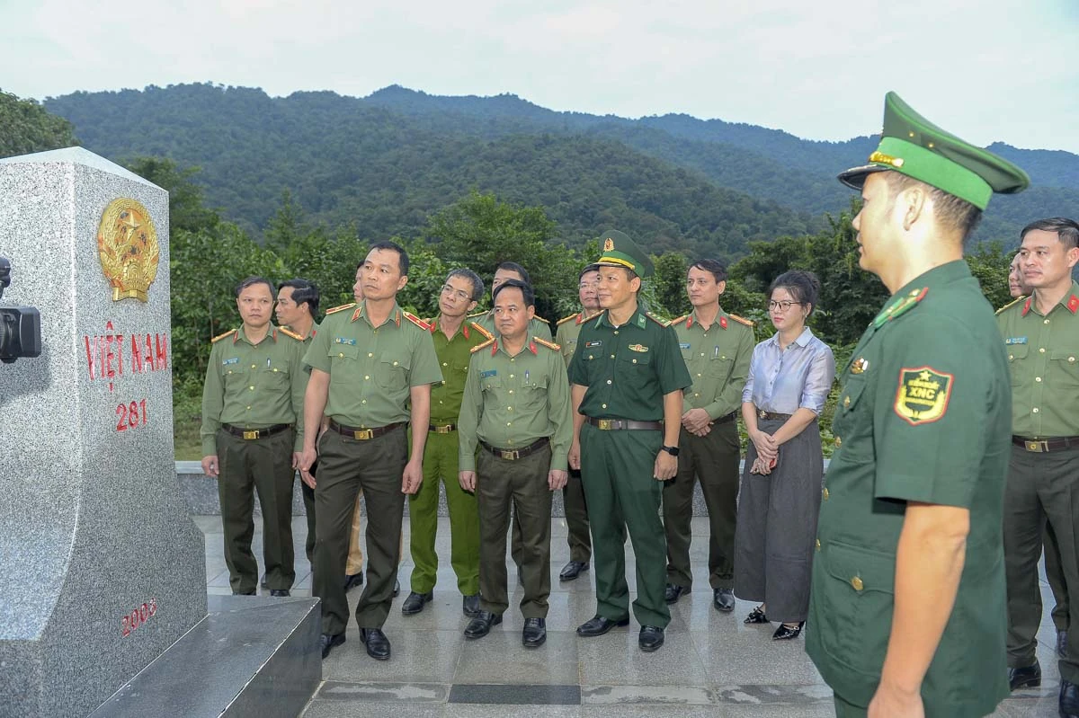 Giám đốc Công an tỉnh thăm, làm việc với Công an các xã biên giới