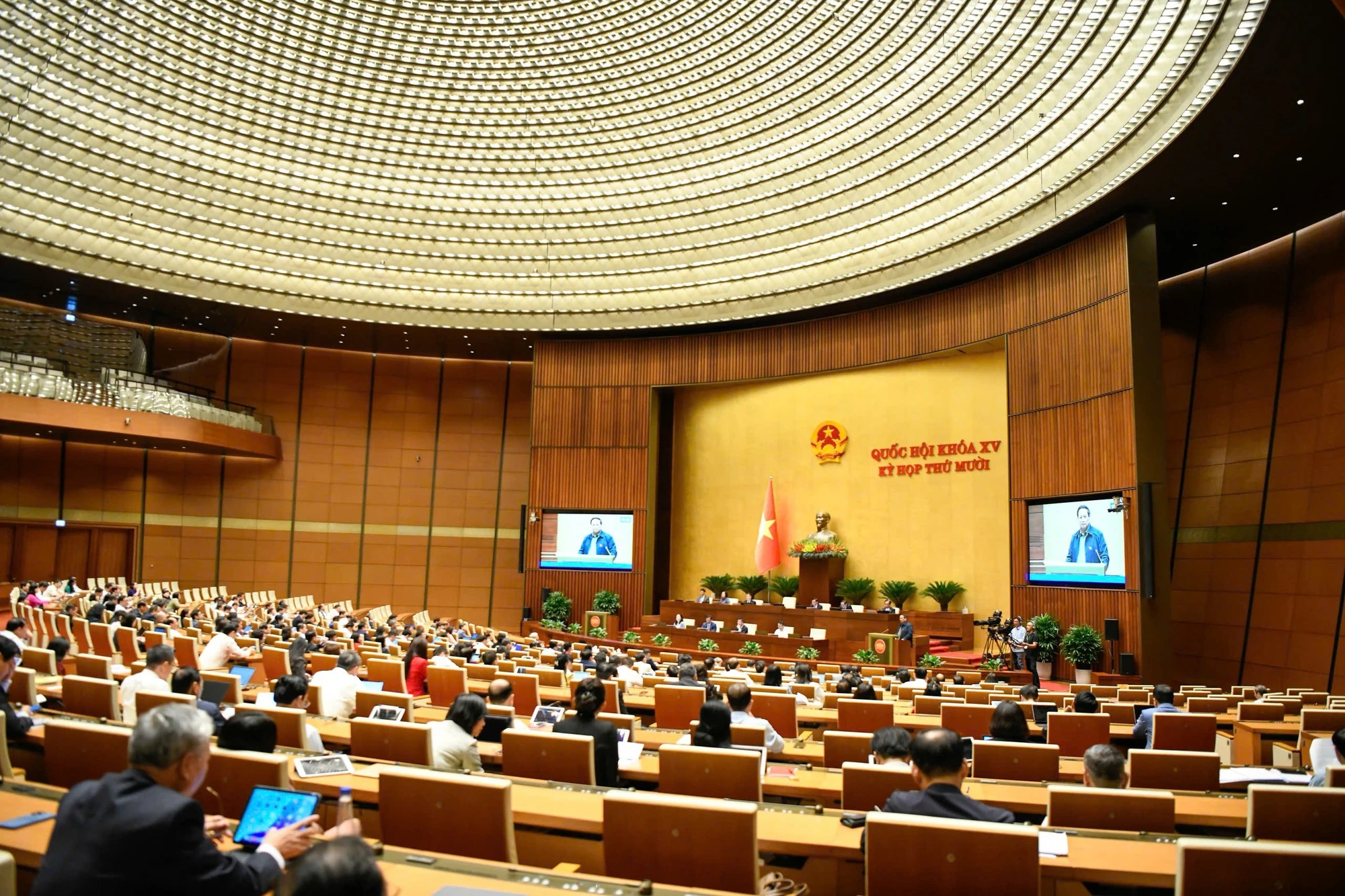 Thủ tướng Phạm Minh Chính: Sẽ xem xét, cân đối để tăng lương sớm hơn