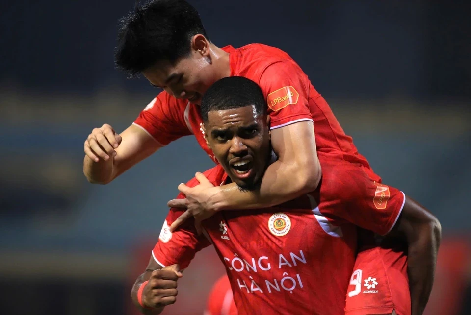 CAHN vươn lên nhì bảng V.League; Thể thao Việt Nam giành HCV đầu tiên tại Đại hội thể thao trẻ châu Á