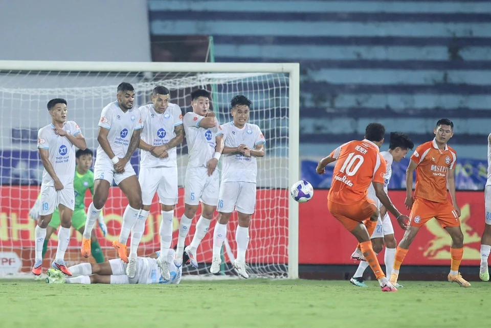 CAHN vươn lên nhì bảng V.League; Thể thao Việt Nam giành HCV đầu tiên tại Đại hội thể thao trẻ châu Á