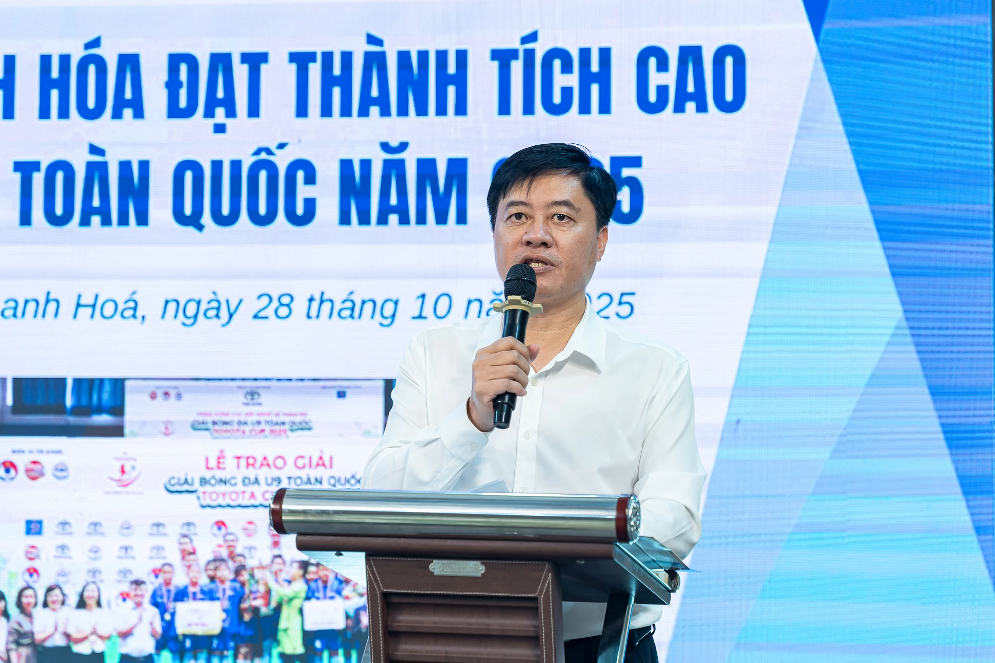 Tuyên dương và trao thưởng đội U9 và U11 Việt Hùng Thanh Hóa
