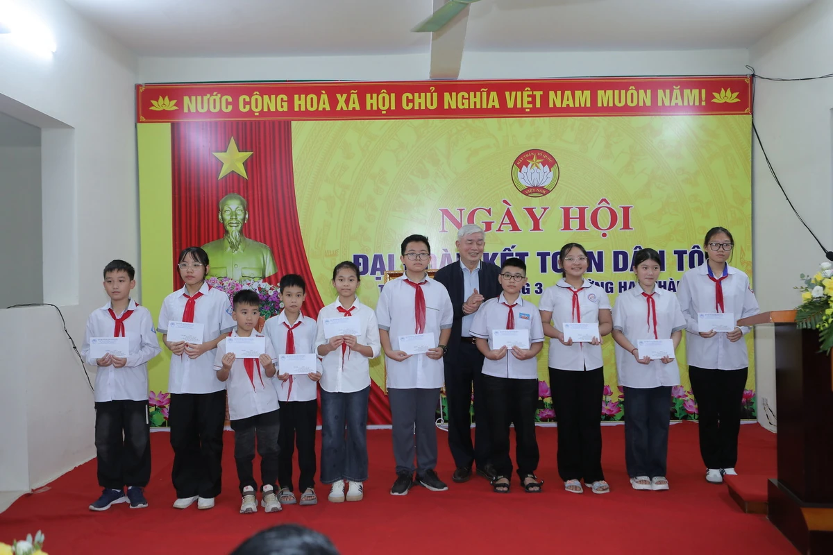 Bí thư Tỉnh ủy Nguyễn Doãn Anh: Tổ dân phố Đội Cung 3 phát huy sức mạnh đoàn kết, xây dựng khu dân cư đáng sống