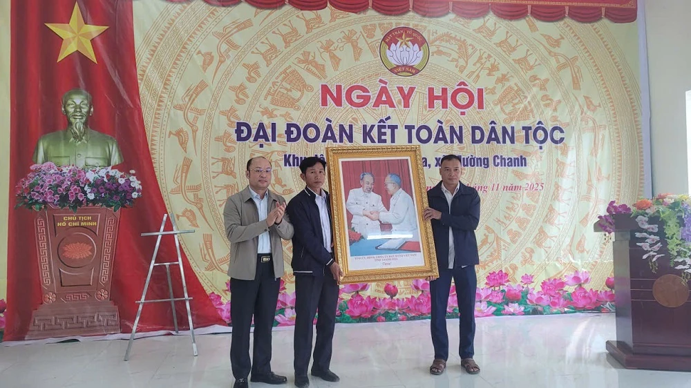 Phó Chủ tịch UBND tỉnh Cao Văn Cường dự Ngày hội Đại đoàn kết toàn dân tộc tại xã Mường Chanh