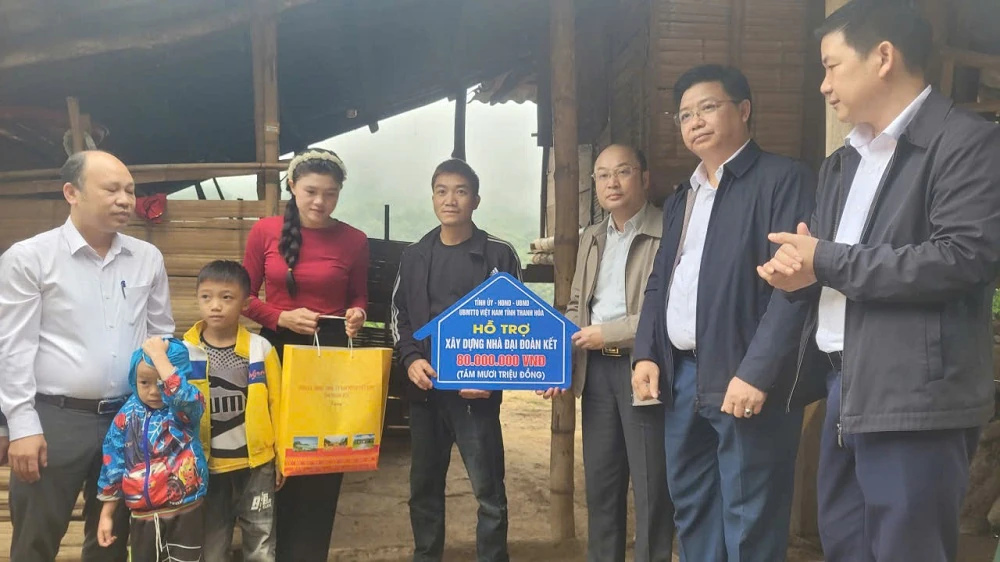 Phó Chủ tịch UBND tỉnh Cao Văn Cường dự Ngày hội Đại đoàn kết toàn dân tộc tại xã Mường Chanh