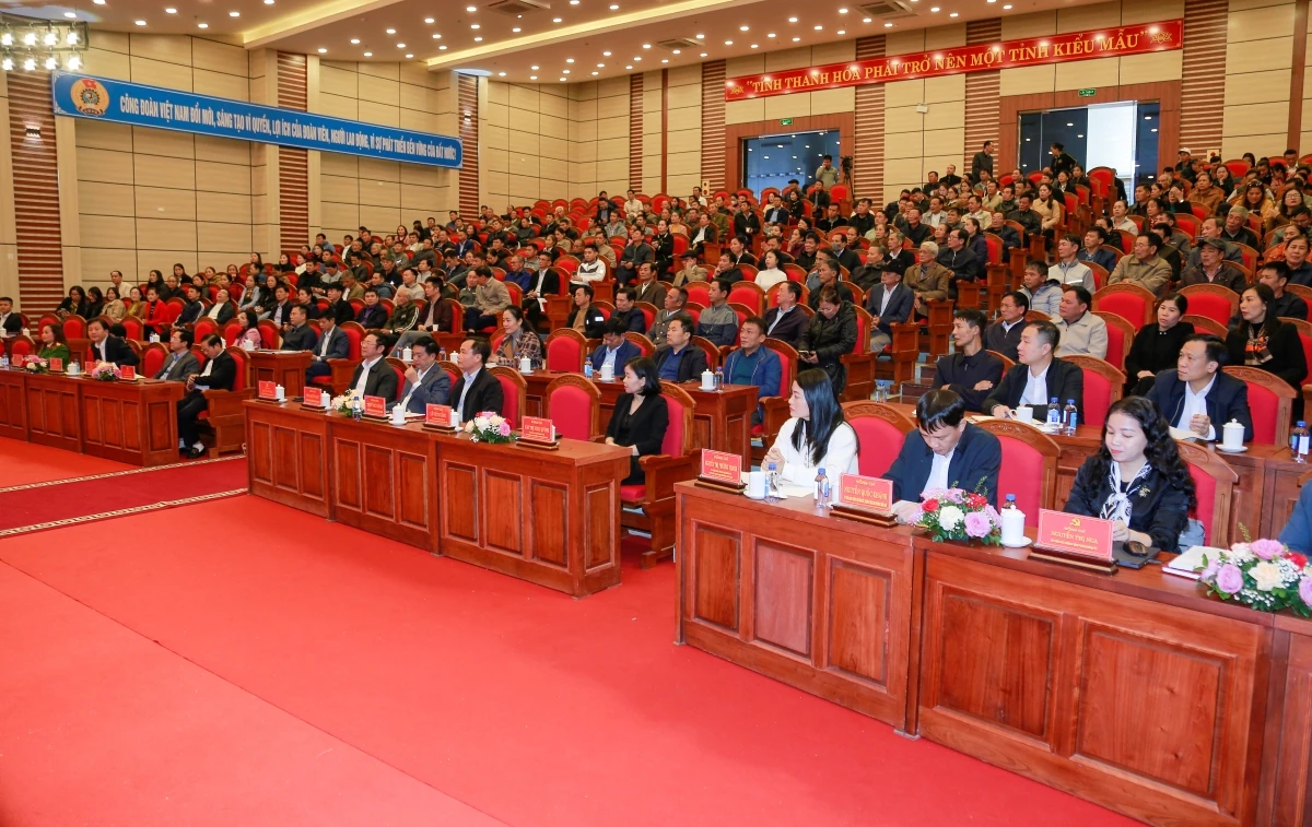 Phó Bí thư Tỉnh ủy, Chủ tịch Ủy ban MTTQ tỉnh Trịnh Tuấn Sinh tiếp xúc cử tri Sầm Sơn