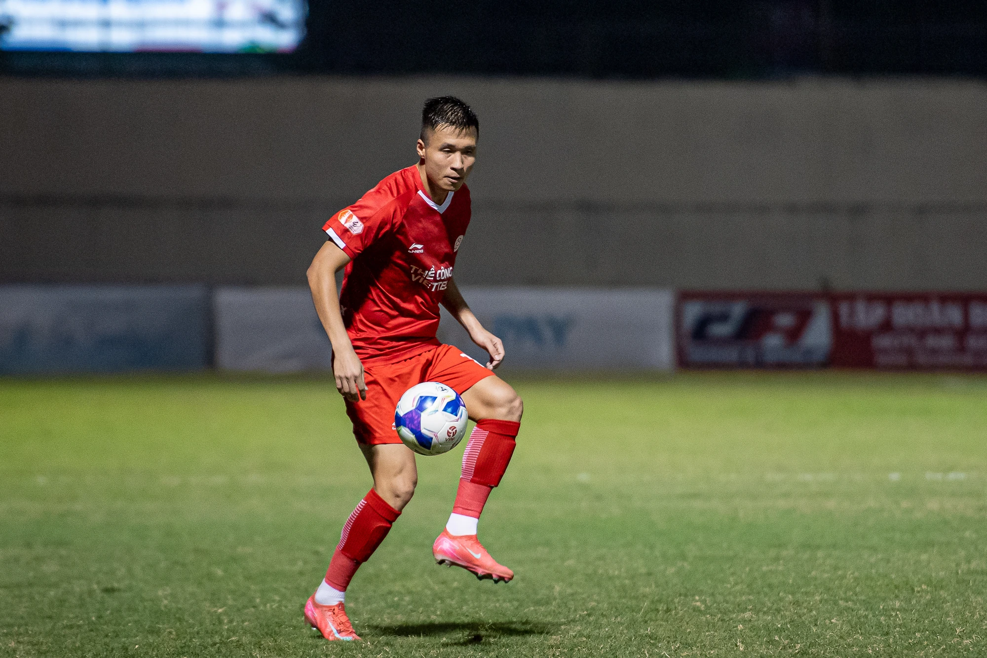 “Người cũ” liên tục nói “yêu Thanh Hóa”, HLV Choi nhận xét bất ngờ về Văn Thuận