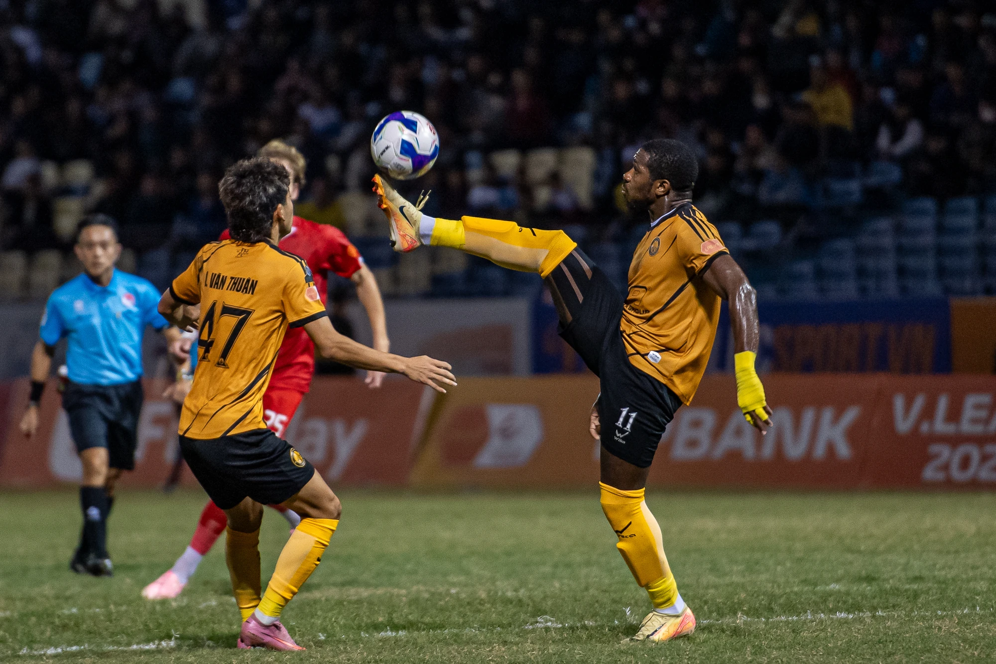 “Người cũ” liên tục nói “yêu Thanh Hóa”, HLV Choi nhận xét bất ngờ về Văn Thuận