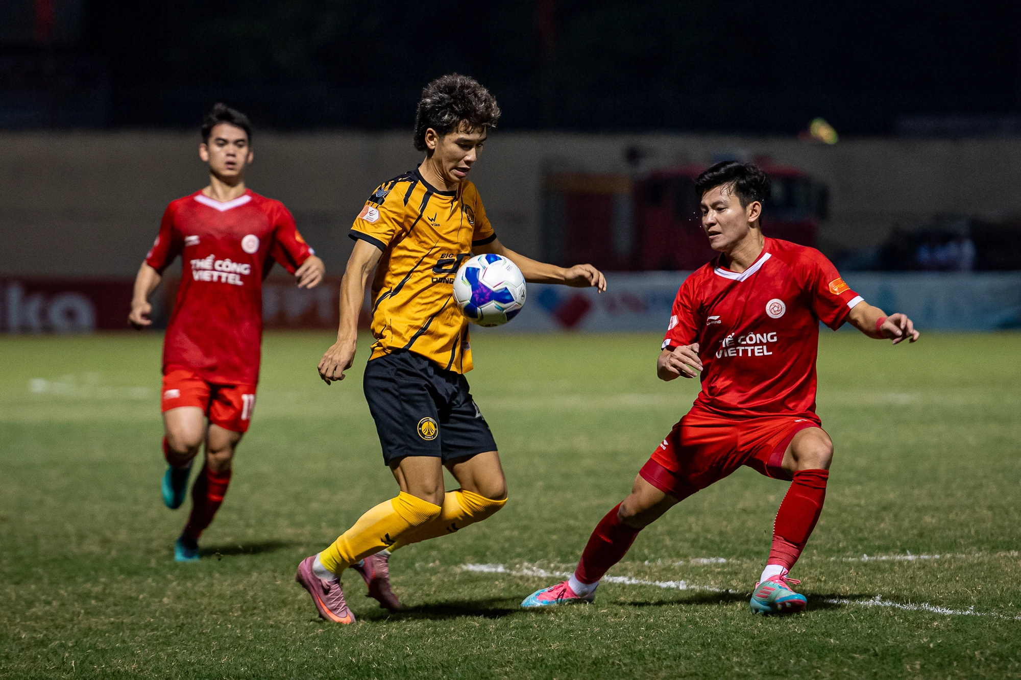 “Người cũ” liên tục nói “yêu Thanh Hóa”, HLV Choi nhận xét bất ngờ về Văn Thuận