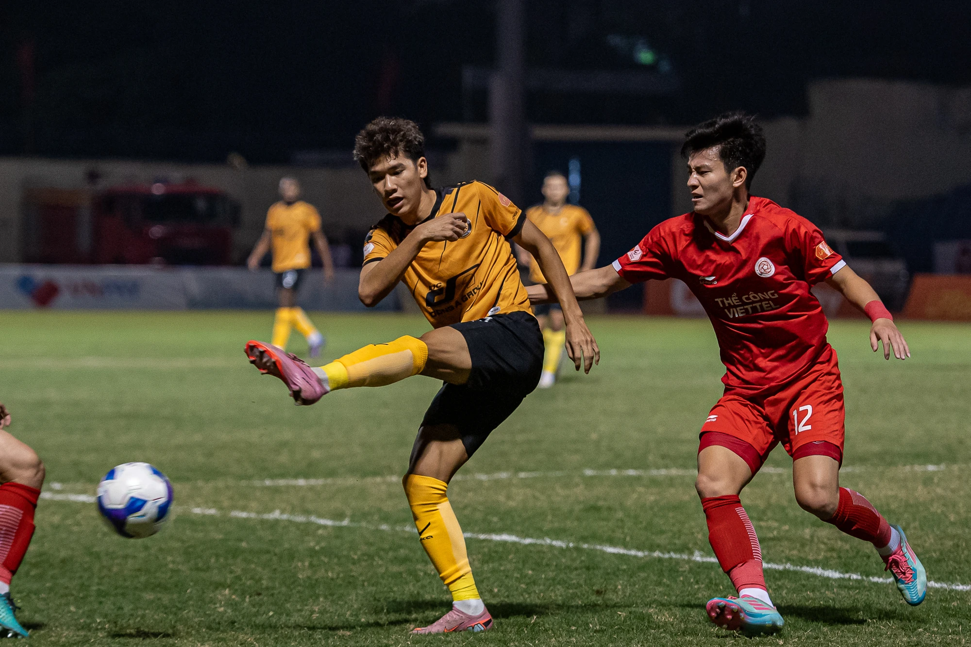 “Người cũ” liên tục nói “yêu Thanh Hóa”, HLV Choi nhận xét bất ngờ về Văn Thuận