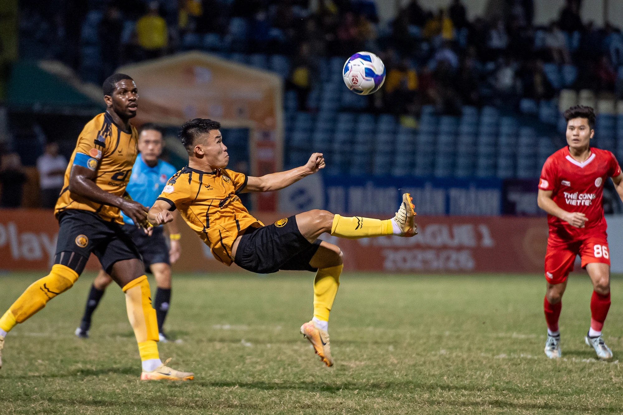 “Người cũ” liên tục nói “yêu Thanh Hóa”, HLV Choi nhận xét bất ngờ về Văn Thuận