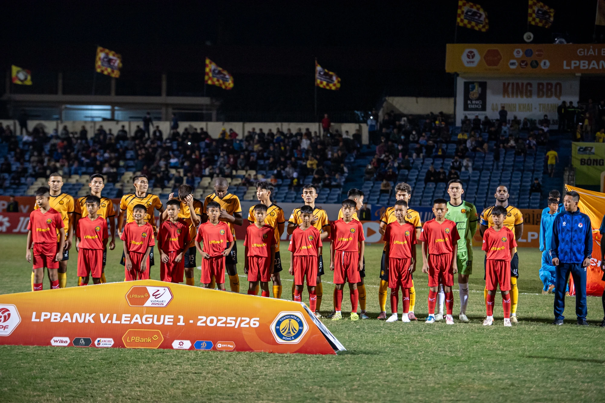 “Người cũ” liên tục nói “yêu Thanh Hóa”, HLV Choi nhận xét bất ngờ về Văn Thuận