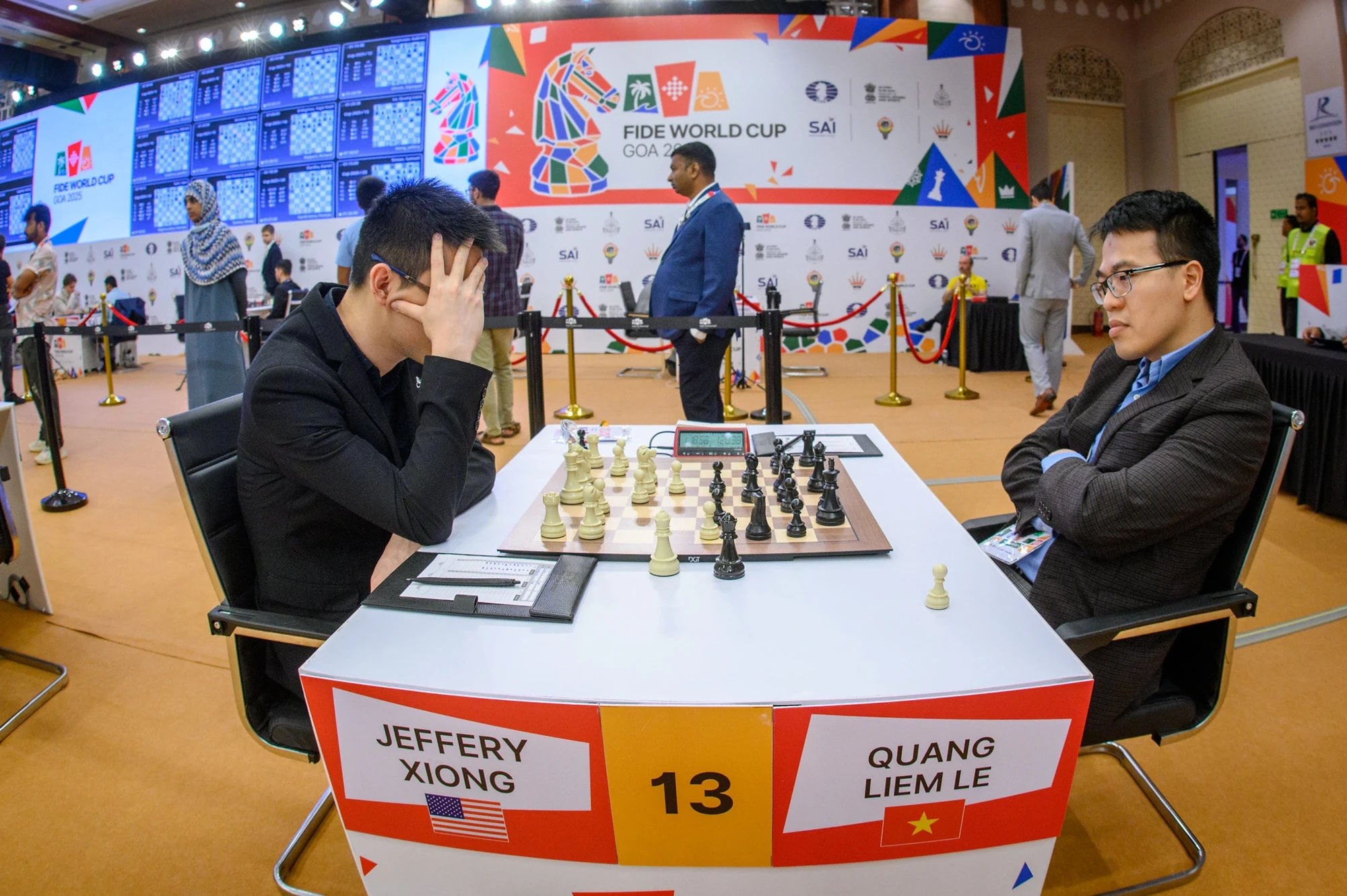 Thủ môn Bùi Tiến Dũng phẫu thuật thành công; MU nhận tin dữ về Mainoo