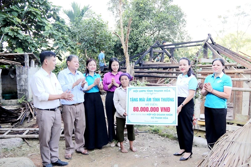 Trao kinh phí hỗ trợ xây mái ấm tình thương cho hội viên phụ nữ khó khăn về nhà ở