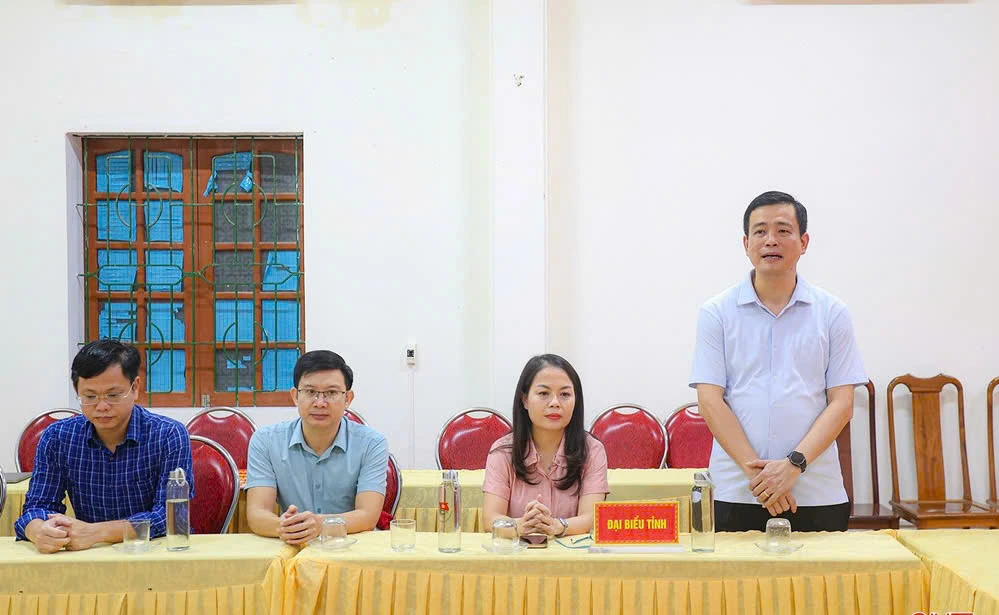 Phó Bí thư Thường trực Tỉnh ủy Nguyễn Hồng Phong thăm hỏi và trao nguồn lực hỗ trợ tỉnh Hà Tĩnh khắc phục hậu quả thiên tai