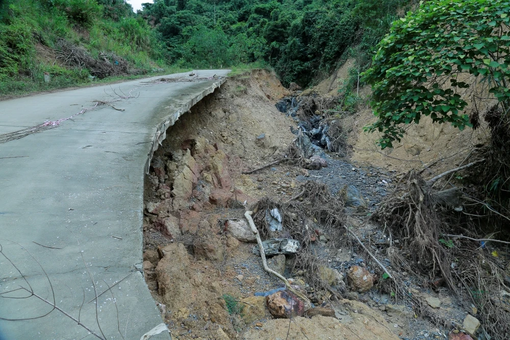 Đường tỉnh 522C vào hang Con Moong bị sạt lở nghiêm trọng