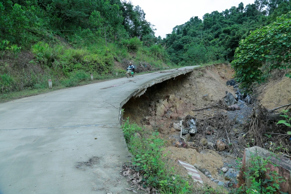 Đường tỉnh 522C vào hang Con Moong bị sạt lở nghiêm trọng