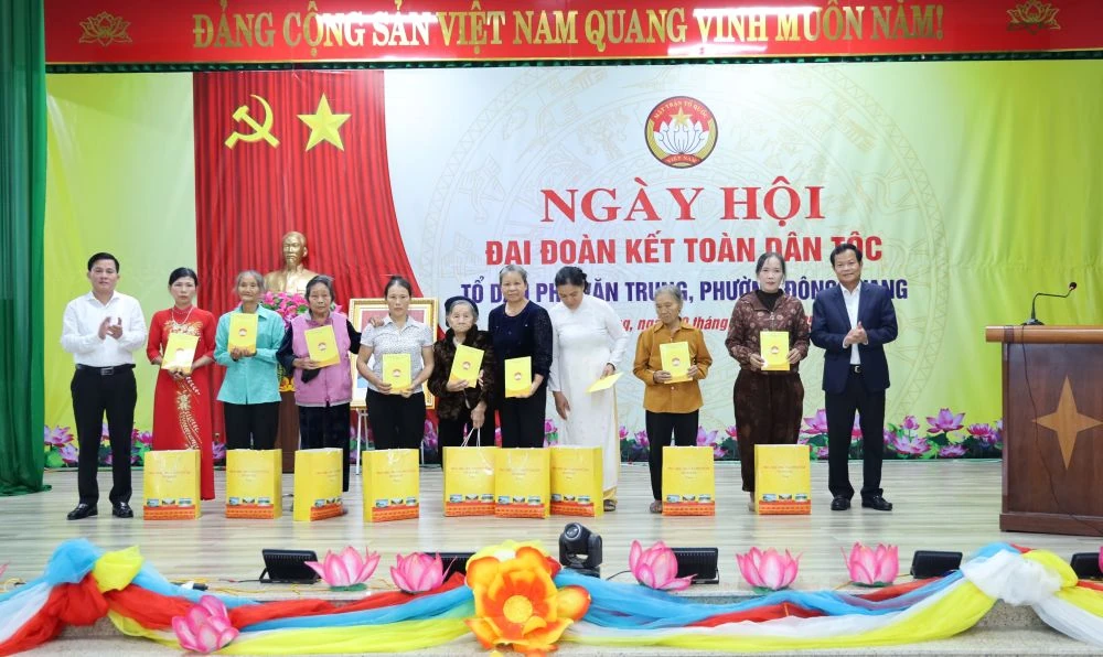 Phó Chủ tịch HĐND tỉnh Nguyễn Quang Hải dự Ngày hội Đại đoàn kết toàn dân tộc tại khu dân cư Văn Trung