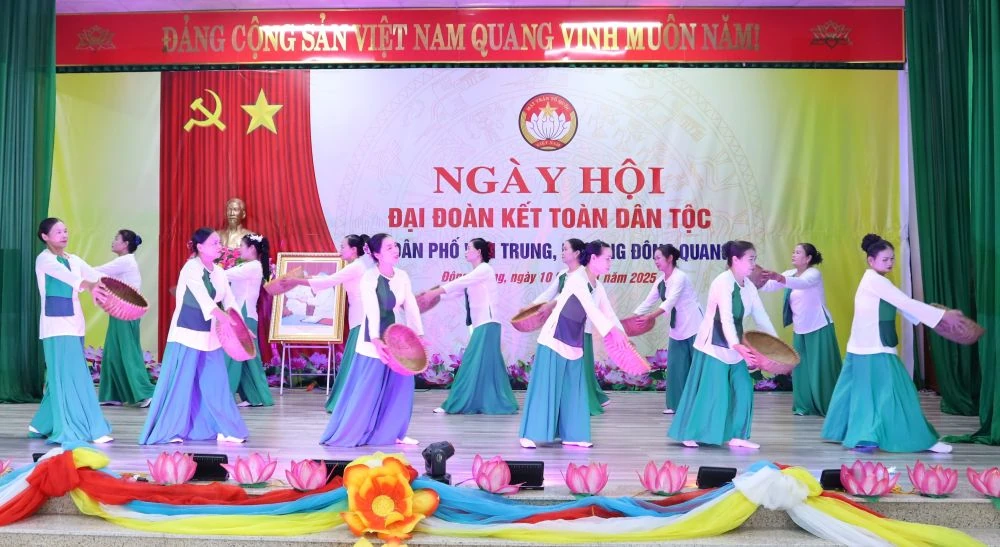 Phó Chủ tịch HĐND tỉnh Nguyễn Quang Hải dự Ngày hội Đại đoàn kết toàn dân tộc tại khu dân cư Văn Trung