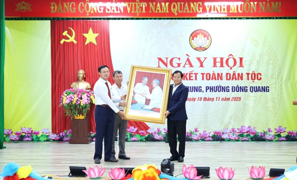 Phó Chủ tịch HĐND tỉnh Nguyễn Quang Hải dự Ngày hội Đại đoàn kết toàn dân tộc tại khu dân cư Văn Trung