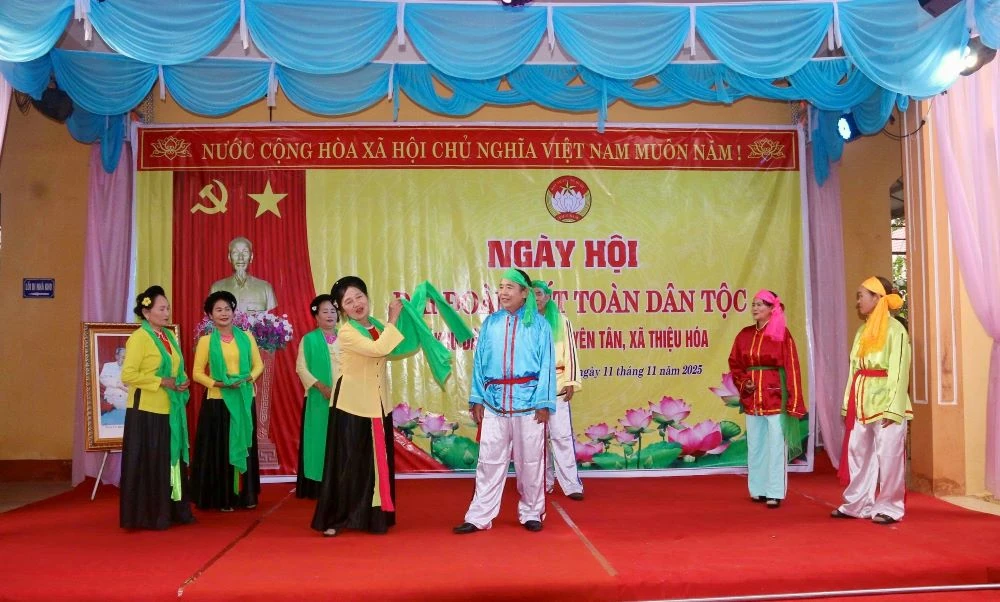 Phó Chủ tịch Thường trực HĐND tỉnh Lê Tiến Lam dự Ngày hội Đại đoàn kết toàn dân tộc tại xã Thiệu Hóa