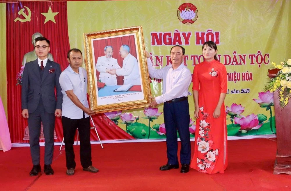 Phó Chủ tịch Thường trực HĐND tỉnh Lê Tiến Lam dự Ngày hội Đại đoàn kết toàn dân tộc tại xã Thiệu Hóa