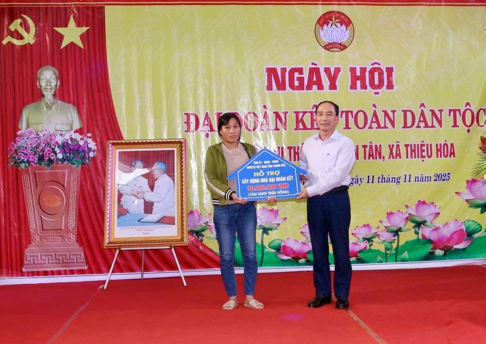 Phó Chủ tịch Thường trực HĐND tỉnh Lê Tiến Lam dự Ngày hội Đại đoàn kết toàn dân tộc tại xã Thiệu Hóa