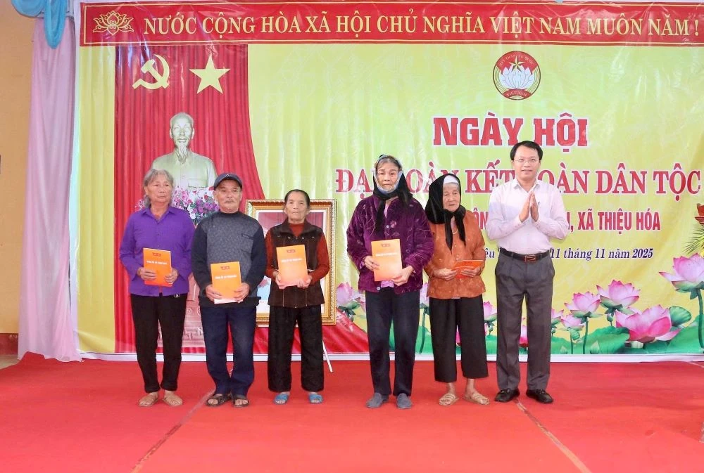 Phó Chủ tịch Thường trực HĐND tỉnh Lê Tiến Lam dự Ngày hội Đại đoàn kết toàn dân tộc tại xã Thiệu Hóa