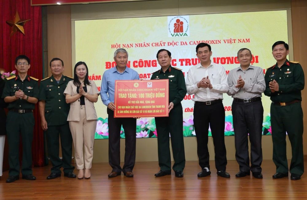 Tặng quà các nạn nhân chất độc da cam/dioxin bị thiệt hại bởi thiên tai