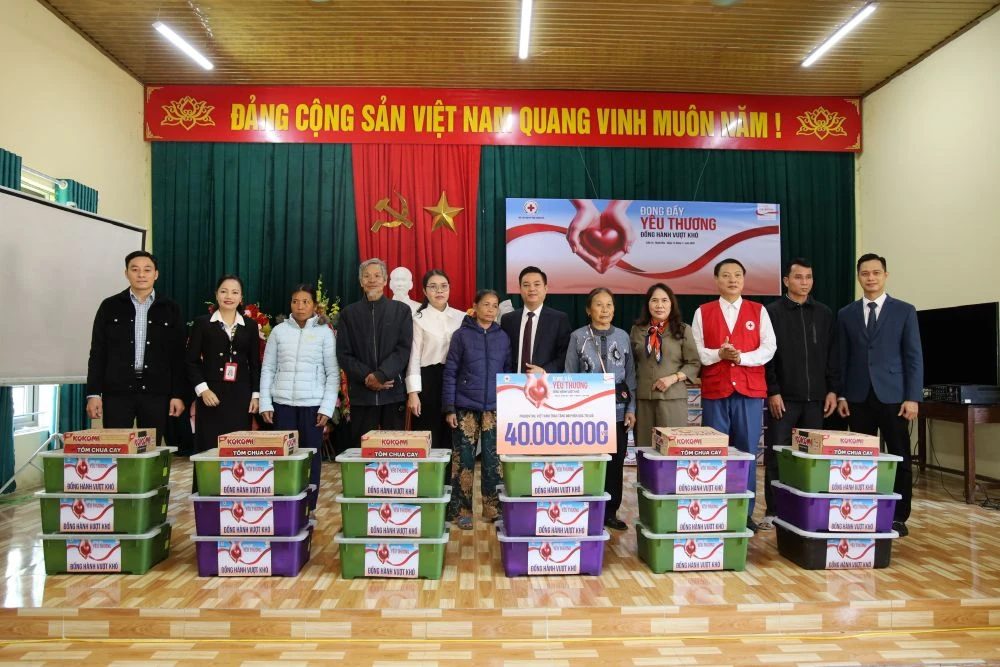 Trao 80 suất quà hỗ trợ người dân xã Cẩm Tú khắc phục hậu quả thiên tai