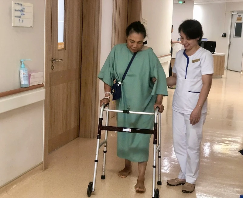 Ca phẫu thuật “hai trong một” giúp bệnh nhân thoái hoá khớp gối nặng đi lại bình thường sau nhiều năm đau đớn