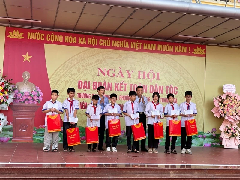 Trường THCS Đông Thọ tổ chức Ngày hội Đại đoàn kết toàn dân tộc và kỷ niệm ngày Nhà giáo Việt Nam