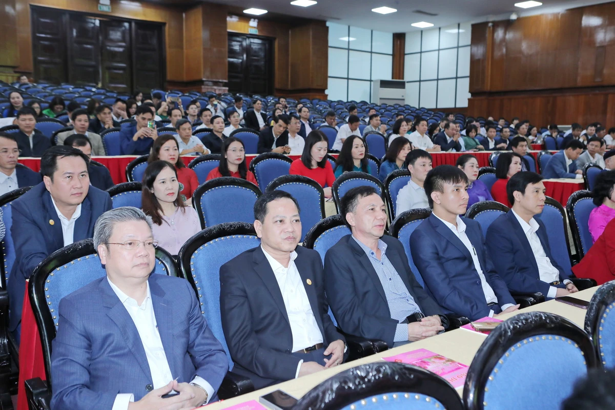 Lãnh đạo tỉnh gặp mặt nhà giáo, học sinh, sinh viên tiêu biểu nhân Ngày Nhà giáo Việt Nam 20/11