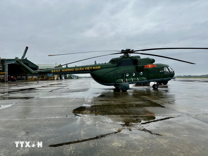 Máy bay Mi-17 mang theo 1,5 tấn lương thực, thực phẩm hỗ trợ nhân dân vùng lũ