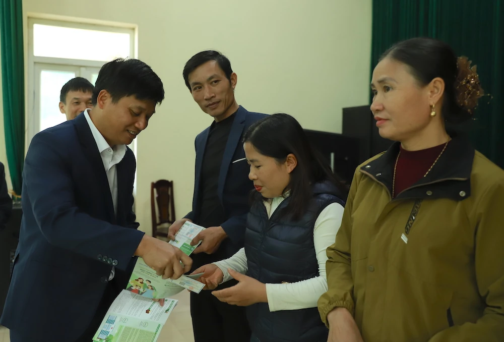 Trao tặng thẻ BHYT cho người dân có hoàn cảnh khó khăn tại xã Kim Tân và Thạch Bình