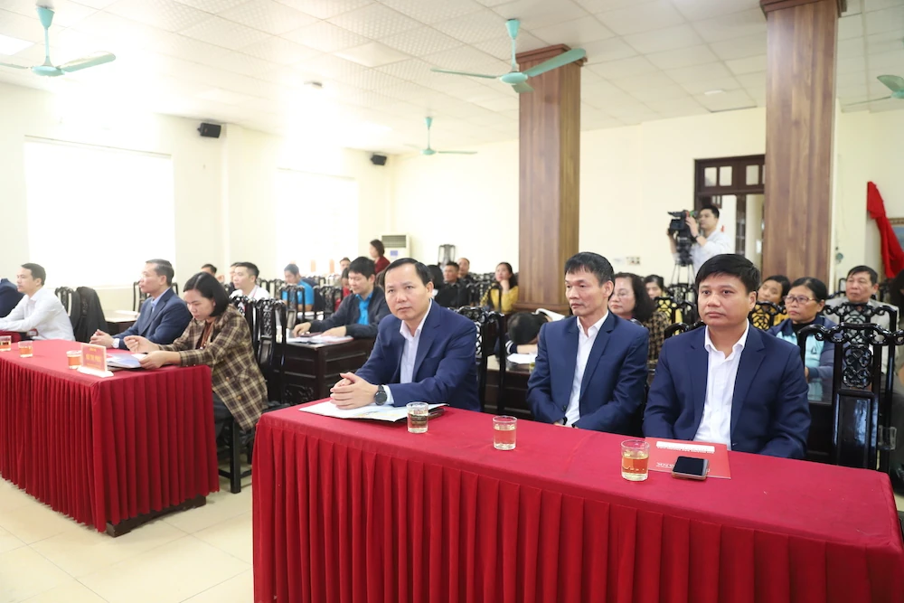 Trao tặng thẻ BHYT cho người dân có hoàn cảnh khó khăn tại xã Kim Tân và Thạch Bình