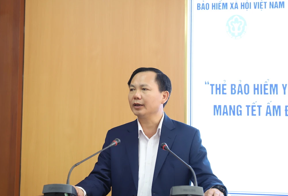 Trao tặng thẻ BHYT cho người dân có hoàn cảnh khó khăn tại xã Kim Tân và Thạch Bình