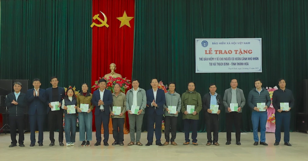 Trao tặng thẻ BHYT cho người dân có hoàn cảnh khó khăn tại xã Kim Tân và Thạch Bình