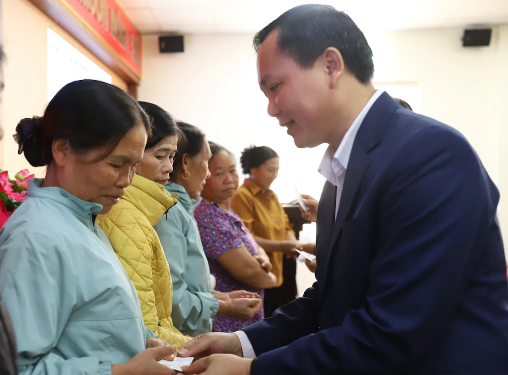 Trao tặng thẻ BHYT cho người dân có hoàn cảnh khó khăn tại xã Kim Tân và Thạch Bình