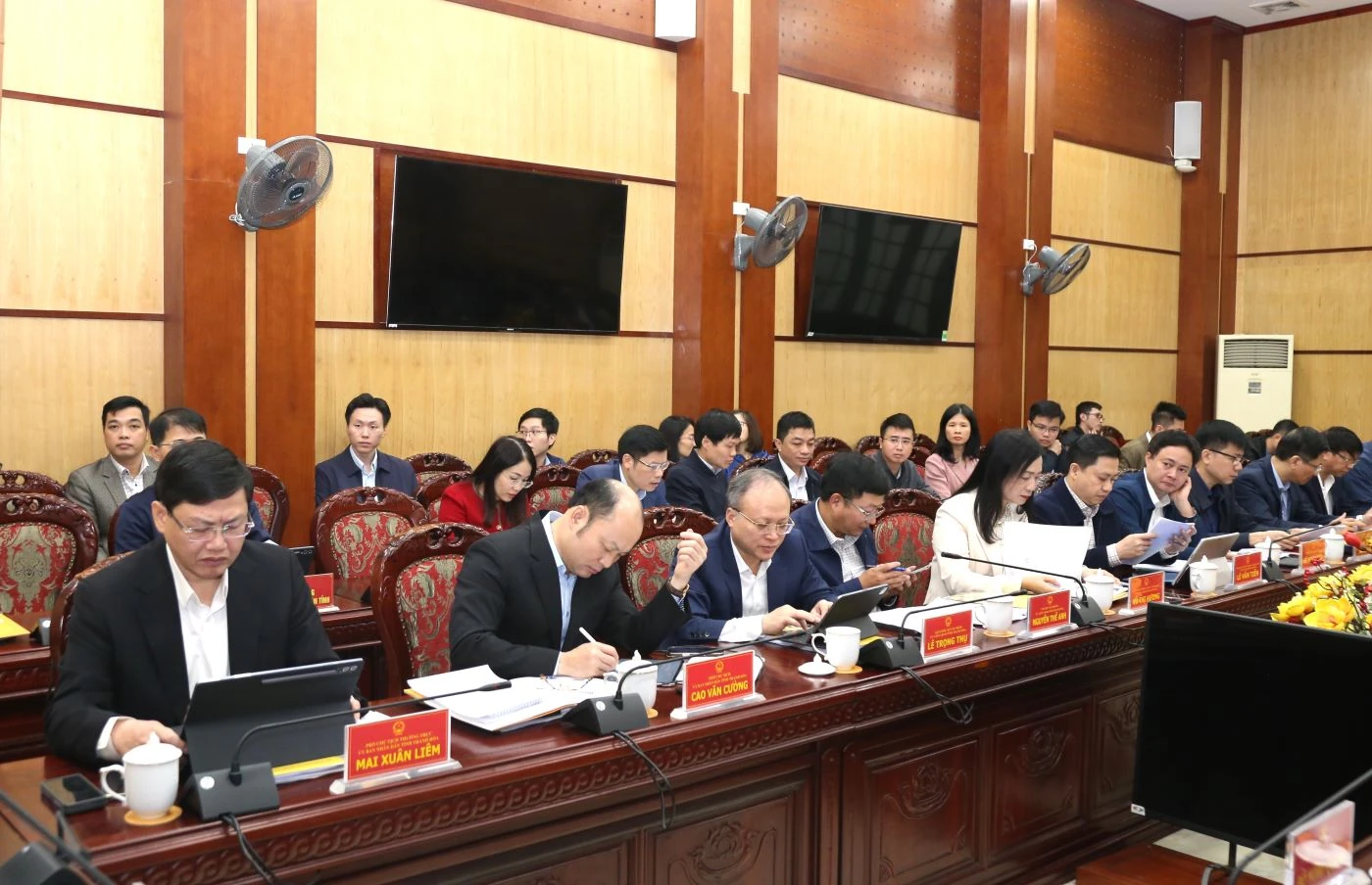 Phiên họp chuyên đề UBND tỉnh: Thảo luận, cho ý kiến vào một số tờ trình, kế hoạch quan trọng