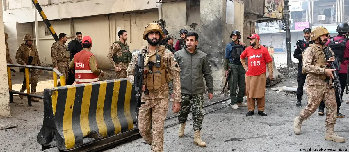 Pakistan dội bom Afghanistan: Ngòi nổ chiến tranh đã chạm lửa?