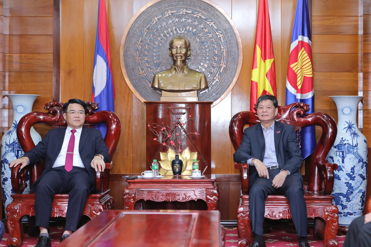 Đoàn đại biểu tỉnh Thanh Hóa chào xã giao Tổng lãnh sự quán Việt Nam tại Luông Pha Băng, nước CHDCND Lào