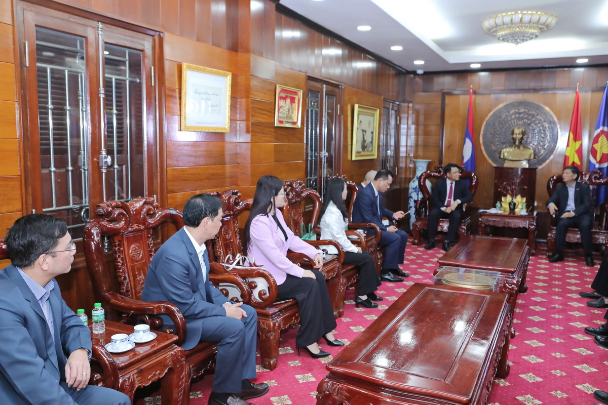 Đoàn đại biểu tỉnh Thanh Hóa chào xã giao Tổng lãnh sự quán Việt Nam tại Luông Pha Băng, nước CHDCND Lào