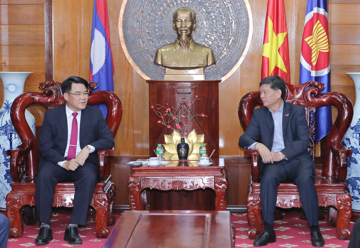 Đoàn đại biểu tỉnh Thanh Hóa chào xã giao Tổng lãnh sự quán Việt Nam tại Luông Pha Băng, nước CHDCND Lào