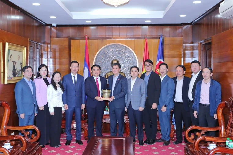 Đoàn đại biểu tỉnh Thanh Hóa chào xã giao Tổng lãnh sự quán Việt Nam tại Luông Pha Băng, nước CHDCND Lào