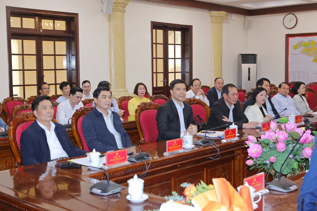 Trao tặng Huy hiệu Đảng cho các đồng chí nguyên lãnh đạo và lãnh đạo tỉnh