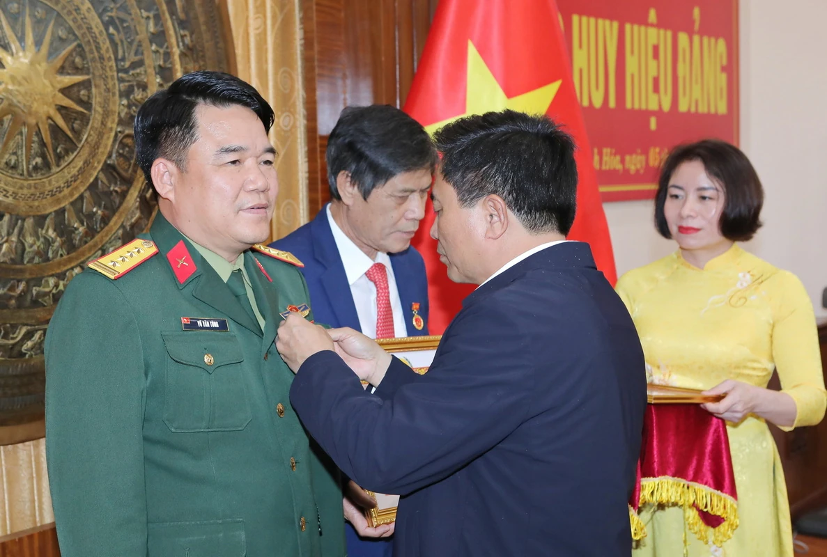 Trao tặng Huy hiệu Đảng cho các đồng chí nguyên lãnh đạo và lãnh đạo tỉnh