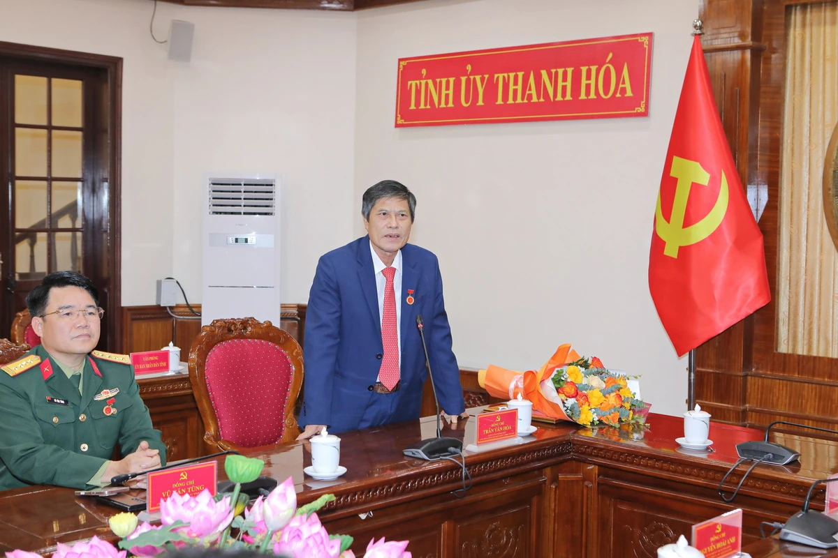 Trao tặng Huy hiệu Đảng cho các đồng chí nguyên lãnh đạo và lãnh đạo tỉnh