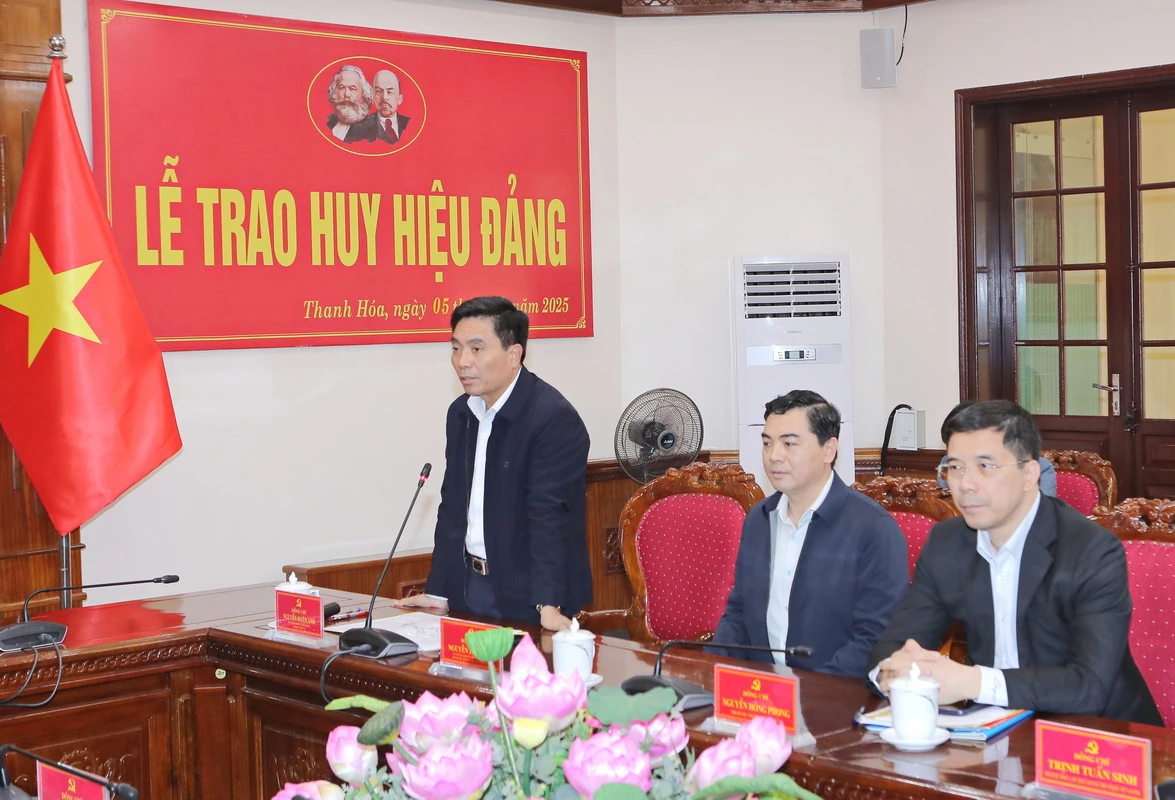 Trao tặng Huy hiệu Đảng cho các đồng chí nguyên lãnh đạo và lãnh đạo tỉnh