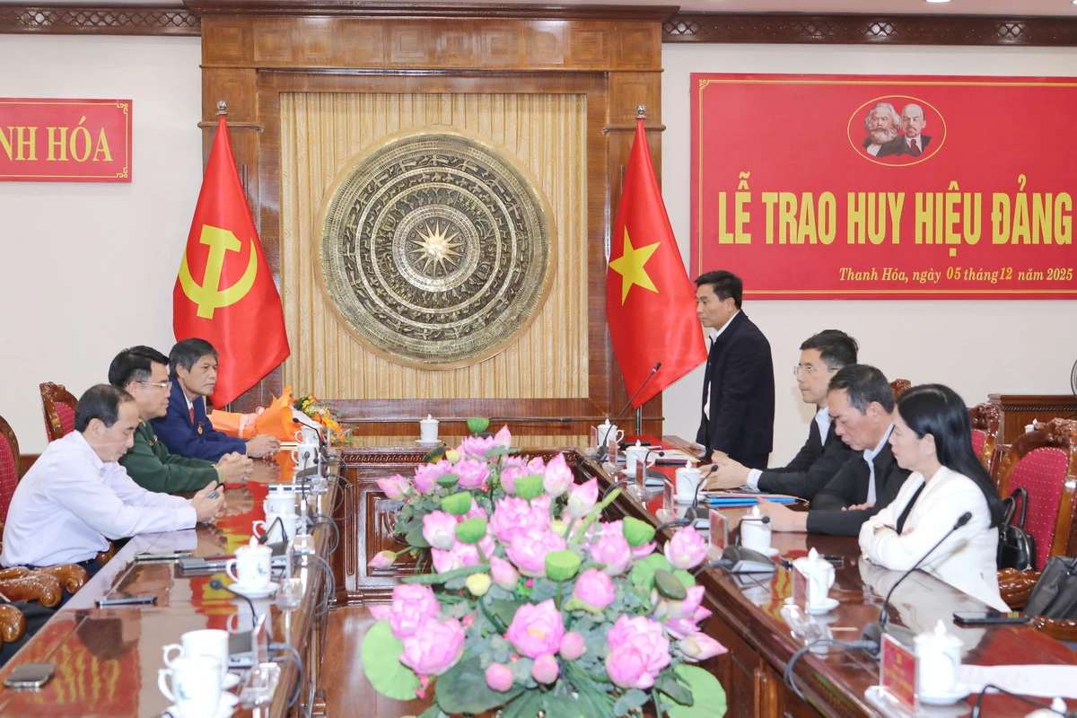 Trao tặng Huy hiệu Đảng cho các đồng chí nguyên lãnh đạo và lãnh đạo tỉnh